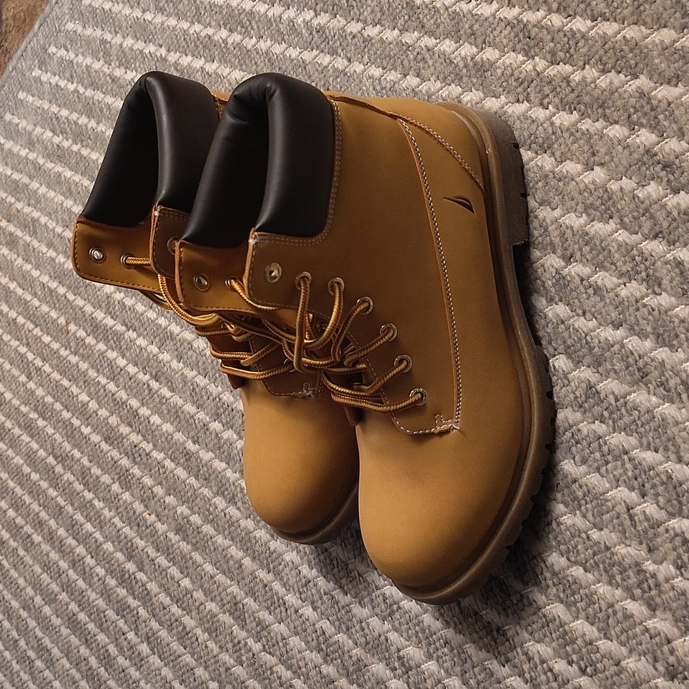 NWOT Men's Nautica Boots